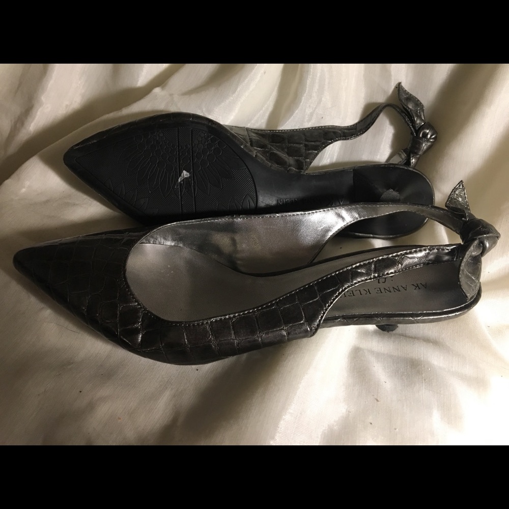 Pewter kitten heels with a knotted detail